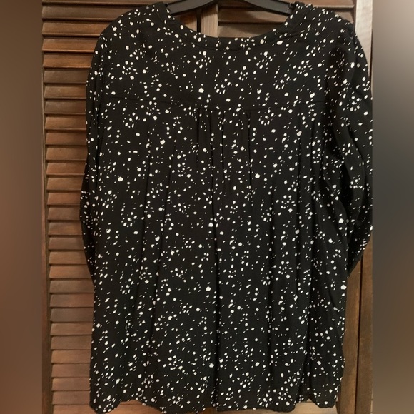 Terra & Sky Women's Plus Size Pintuck Woven Printed Quarter Sleeve V-Neck Blouse - Picture 3 of 11